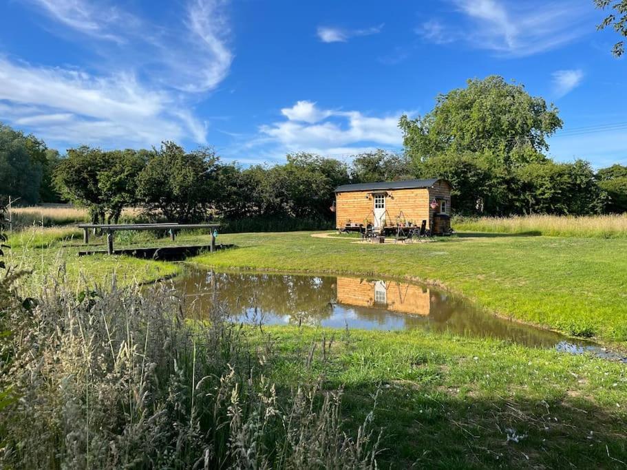 Mountbatten Shepherds Hut & Buckhurst Shepherds Hut アシュフォード エクステリア 写真