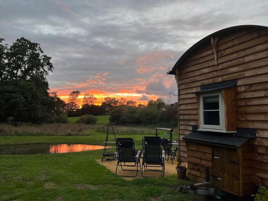 Mountbatten Shepherds Hut & Buckhurst Shepherds Hut アシュフォード エクステリア 写真