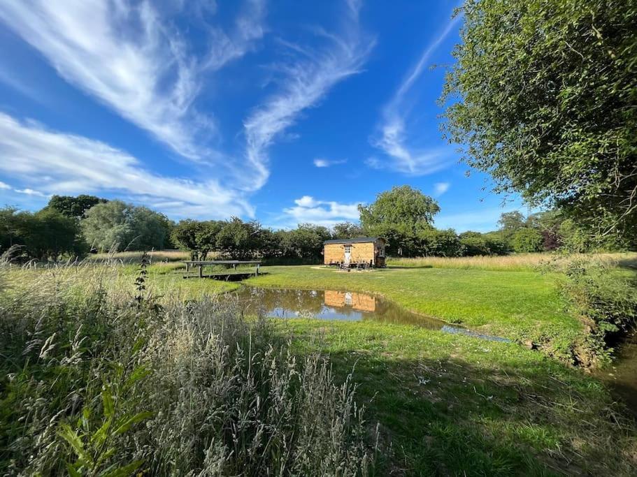 Mountbatten Shepherds Hut & Buckhurst Shepherds Hut アシュフォード エクステリア 写真