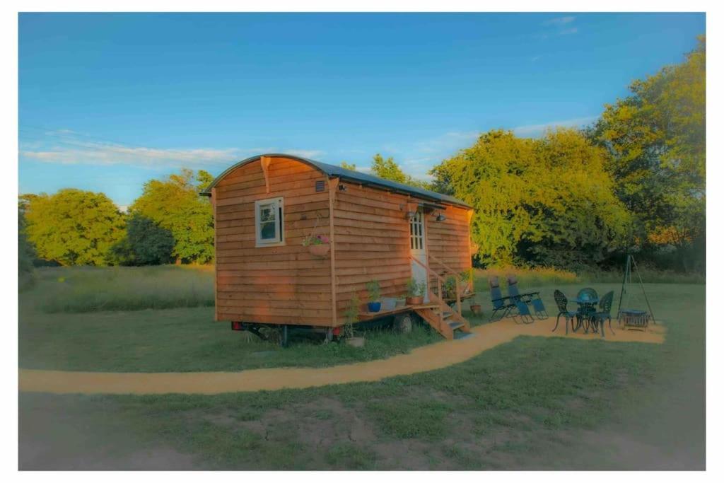 Mountbatten Shepherds Hut & Buckhurst Shepherds Hut アシュフォード エクステリア 写真