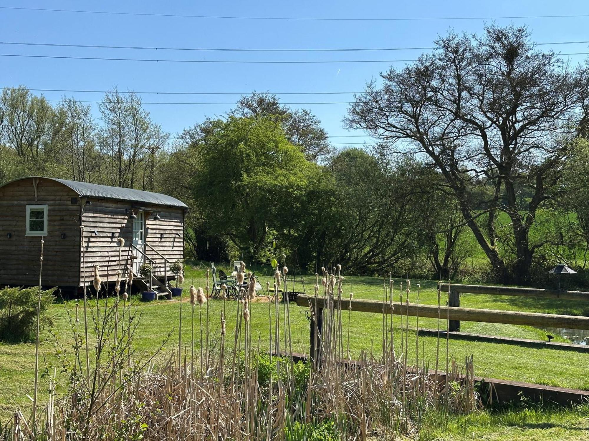 Mountbatten Shepherds Hut & Buckhurst Shepherds Hut アシュフォード エクステリア 写真