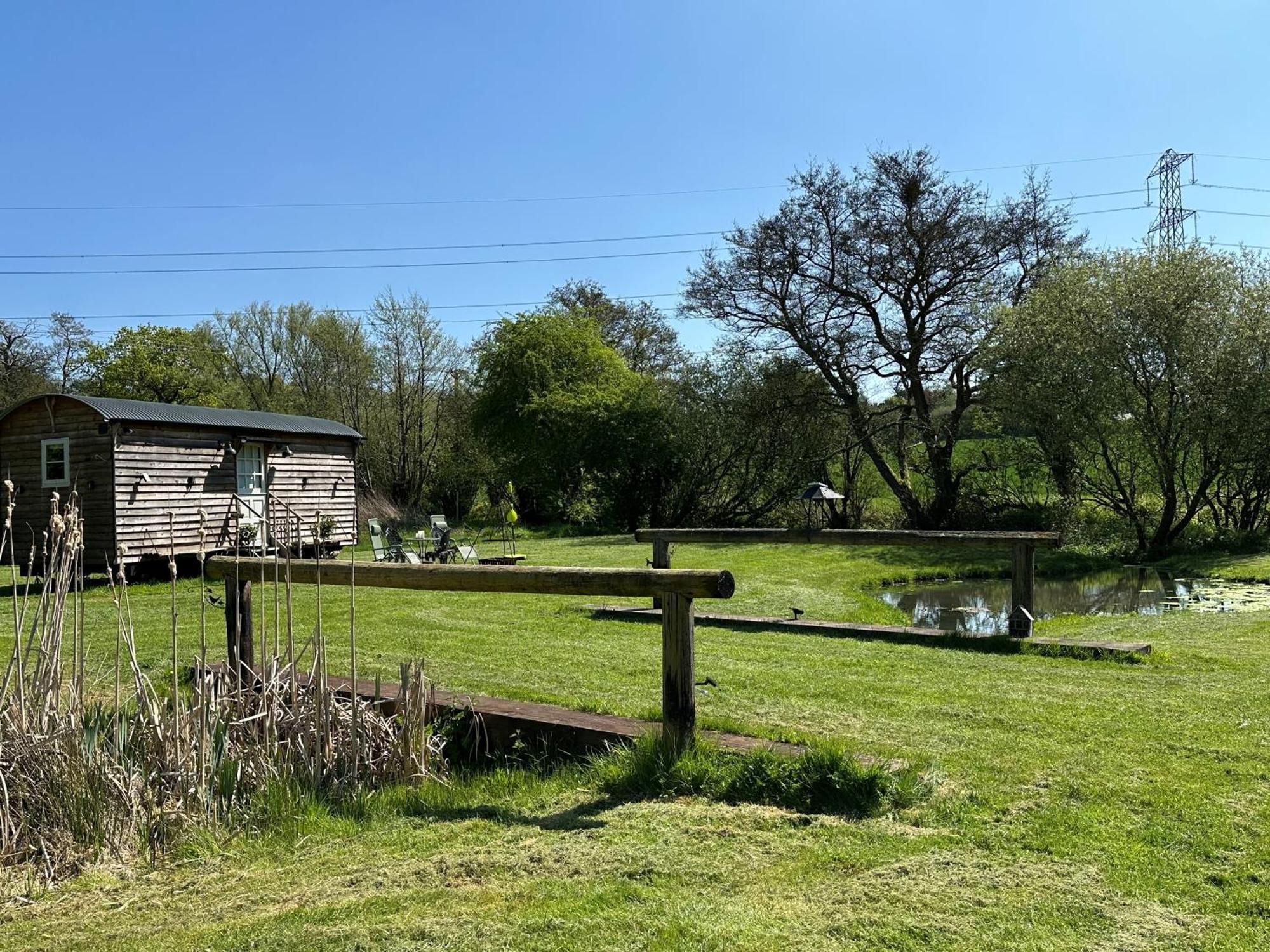 Mountbatten Shepherds Hut & Buckhurst Shepherds Hut アシュフォード エクステリア 写真