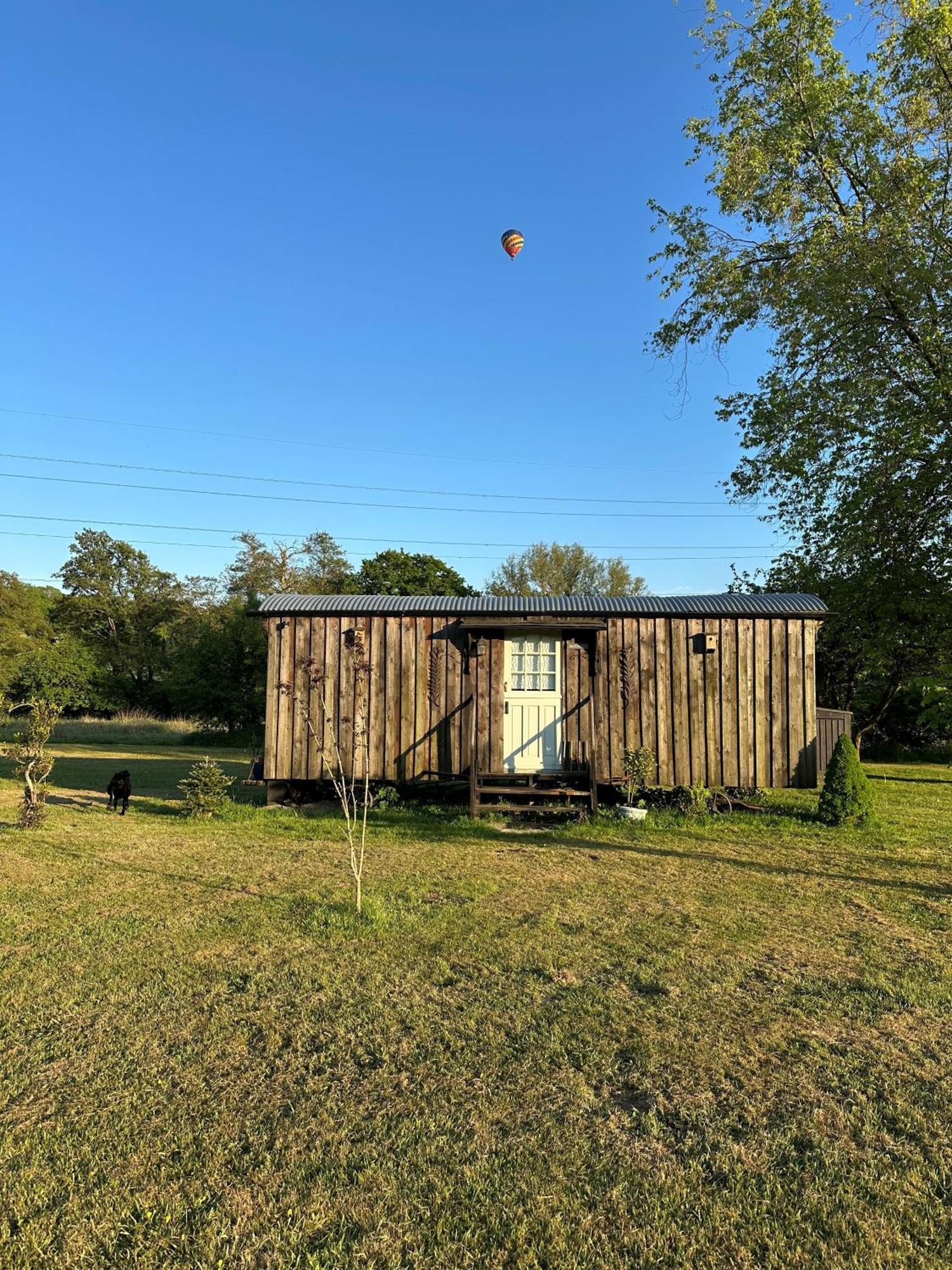 Mountbatten Shepherds Hut & Buckhurst Shepherds Hut アシュフォード エクステリア 写真